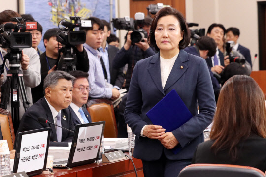 박영선 후보자 '자료제출 거부' 비판하는 한국당 의원들      (서울=연합뉴스) 이진욱 기자 = 박영선 중소벤처기업부 장관 후보자가 27일 국회 산업통상자원중소벤처기업위원회 인사청문회에서 선서문을 전달하기 위해 위원장석으로 향하고 있다. 한국당 소속 산업위원들이 "박 후보자는 세금 지각 납부, 장남의 고액 외국인 학교 입학, 재산 축소신고 등 여러 의혹에 대한 자료제출을 청문회 하루 전인 오늘까지 거부하고 있다"면서 각 좌석 앞에 비판 문구를 세워놓고 있다. 2019.3.27      cityboy@yna.co.kr  (끝)